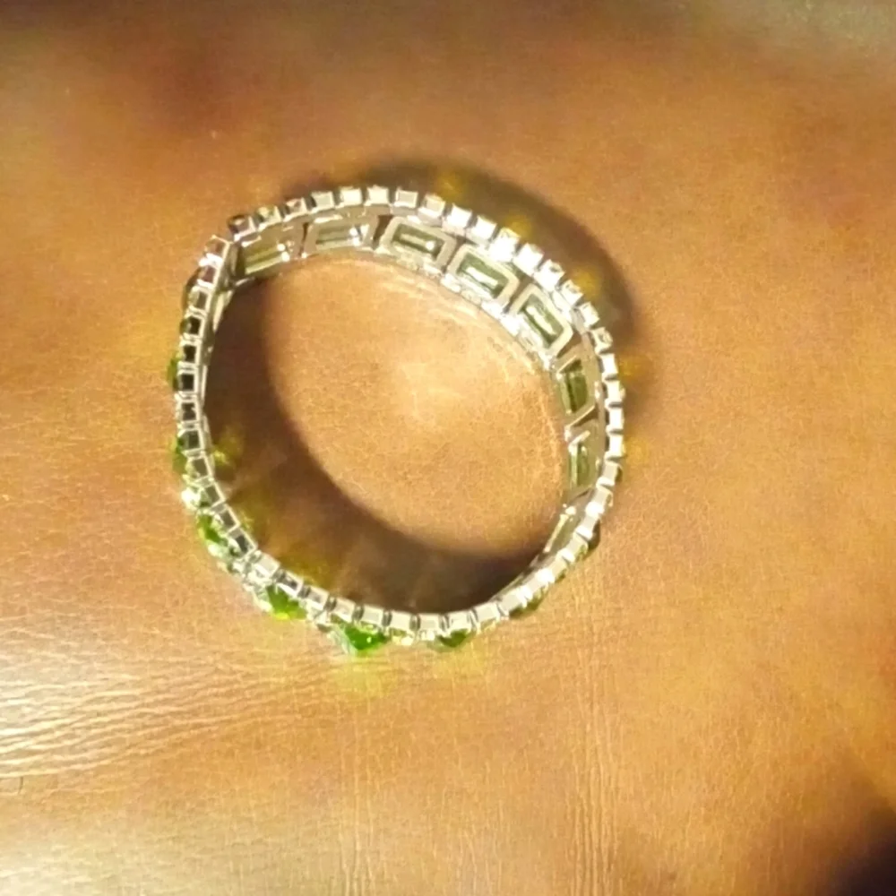 Vintage green crystal stretch bracelet. - Picture 2 of 2